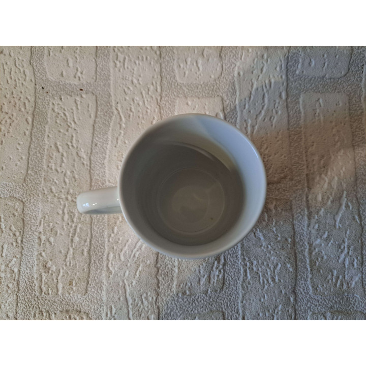 Mok beker met Poes liggend in klapstoel, Porselein D7xH9m - handgemaakt