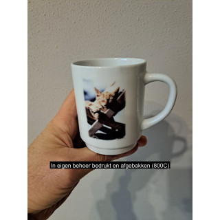 Mok beker met Poes liggend in klapstoel, Porselein D7xH9m