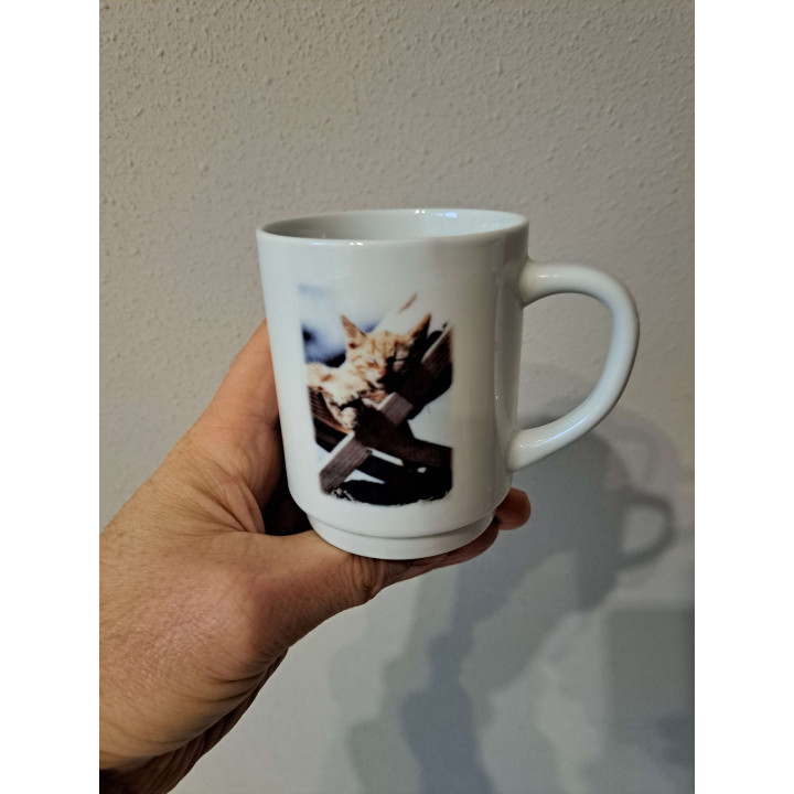 Mok beker met Poes liggend in klapstoel, Porselein D7xH9m - handgemaakt