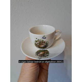 Kop en schotel met konijn en bloemen, porselein D7xH7cm