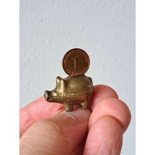 Geluksvarken met 1 Pfennig in rug, messing 3x1.5x3cm