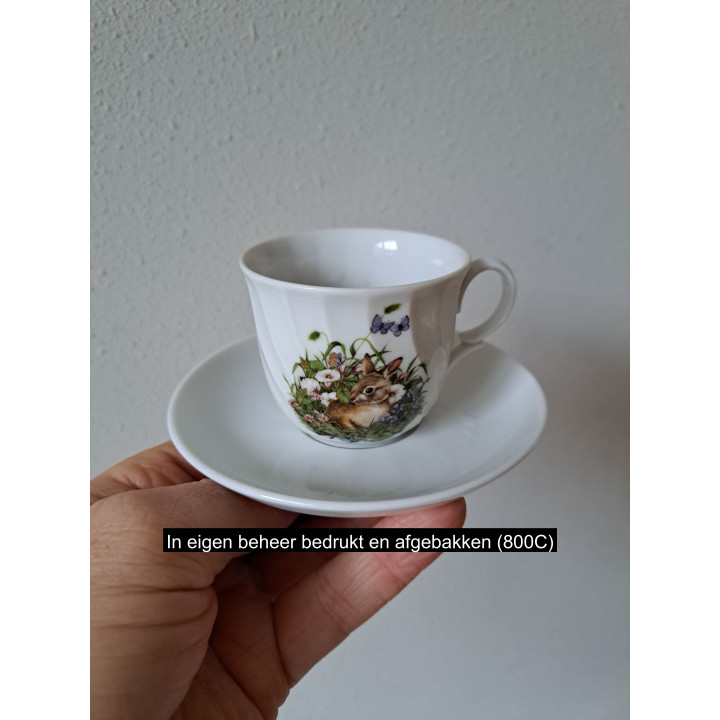 Kop en schotel met konijn en bloemen, porselein D11x67cm