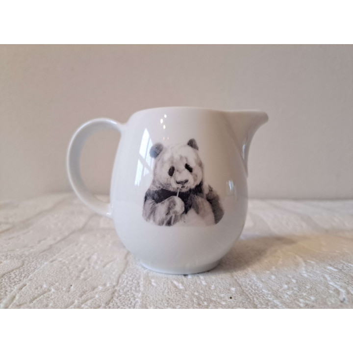 Melkkan met Pandabeer, porselein 11x7.5x8cm - handgemaakt