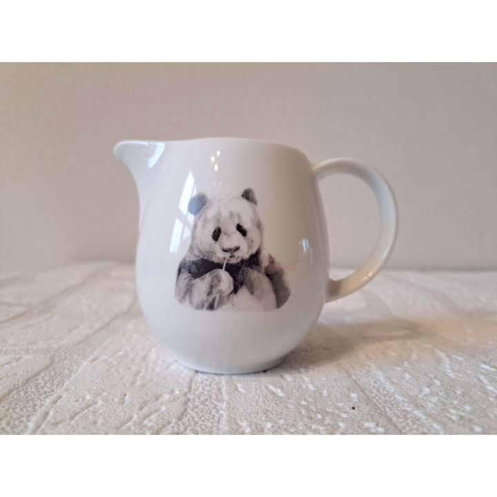 Melkkan met Pandabeer, porselein 11x7.5x8cm - handgemaakt