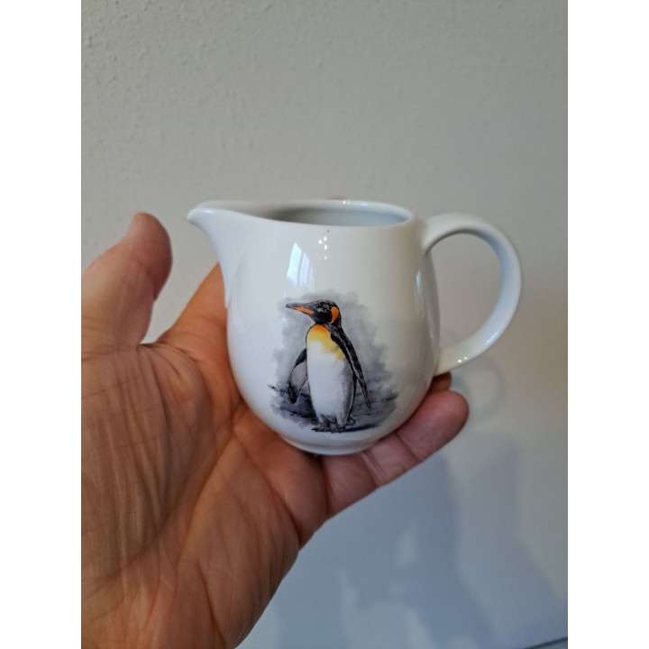 Melkkan met Pinguin, porselein 11x7.5x8cm - handgemaakt