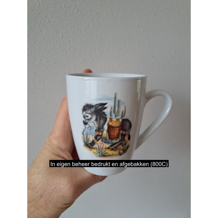 Beker mok met ezel en mandje, porselein D8.5xH10cm - handgemaakt