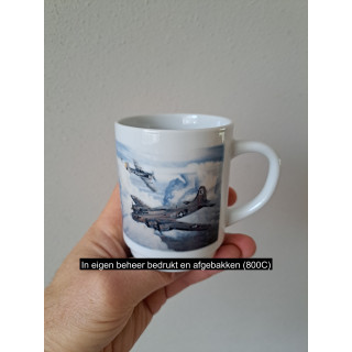 Mok beker B17 Flying Fortress vliegtuig, Porselein D7xH9cm