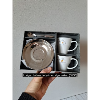 Kop en schotel set met konijnen, porselein 26x18x9cm