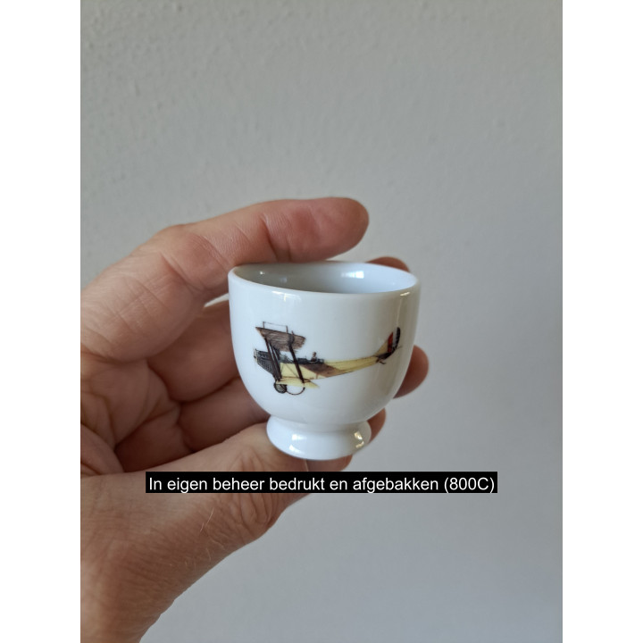 Eierdopje met Curtiss JN-4D vliegtuig, porselein D4.5xH4.5cm