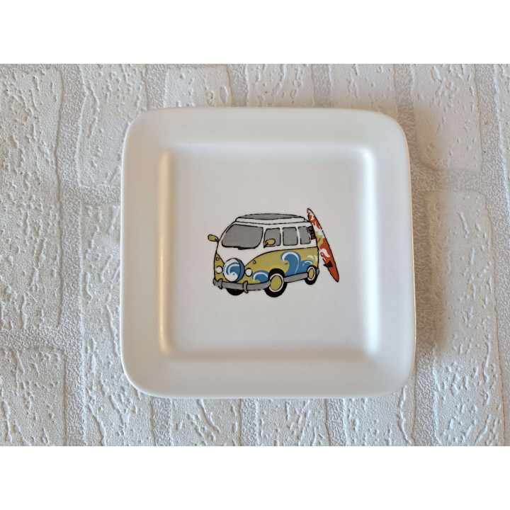 Ontbijtbord met Volkswagen en surfplank, porselein 17x17cm - handgemaakt