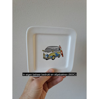 Ontbijtbord met Volkswagen en surfplank, porselein 17x17cm