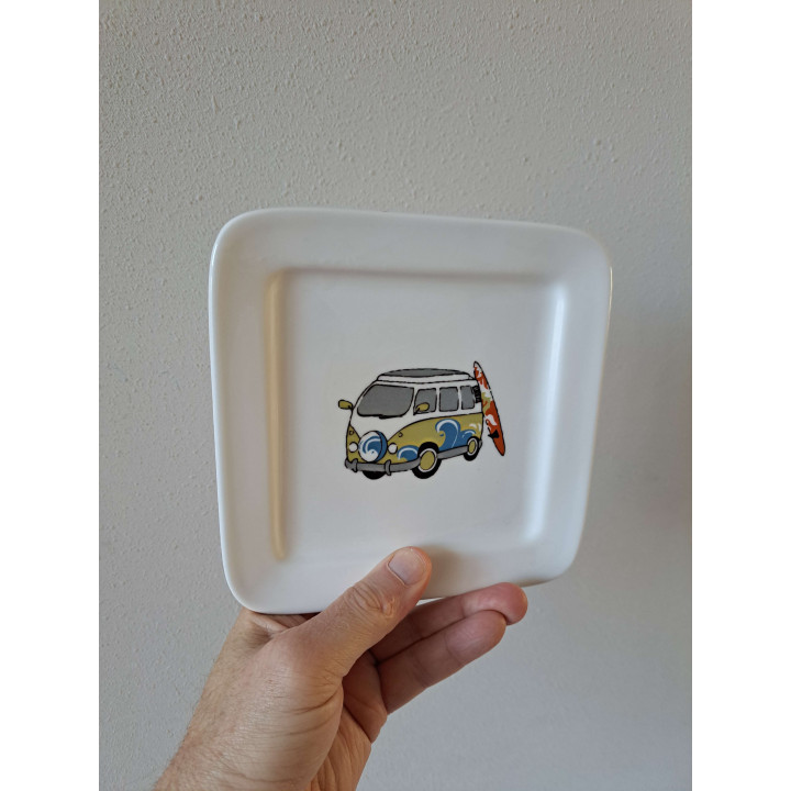 Ontbijtbord met Volkswagen en surfplank, porselein 17x17cm - handgemaakt