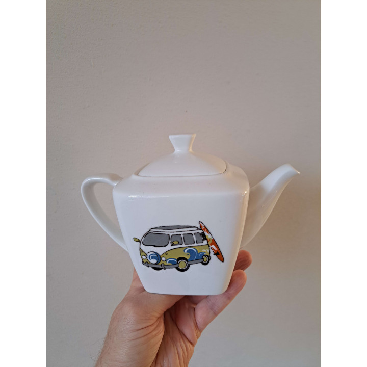 Koffiepot Volkswagen bus en surfplank, porselein 21x12x15cm - handgemaakt