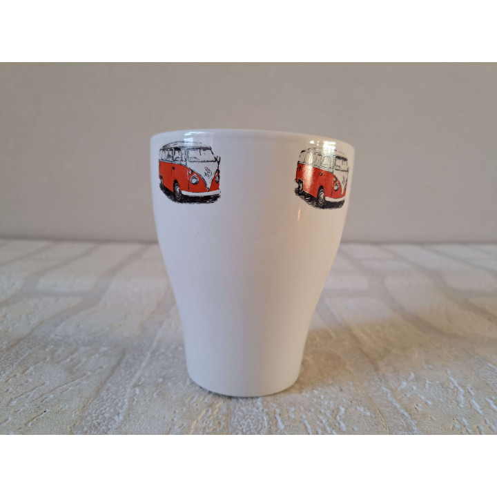 Beker met rode Volkswagen bus, porselein D8.5xH10cm - handgemaakt