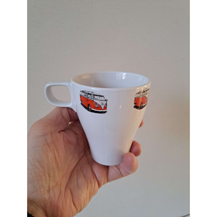 Beker met rode Volkswagen bus, porselein D8.5xH10cm - handgemaakt
