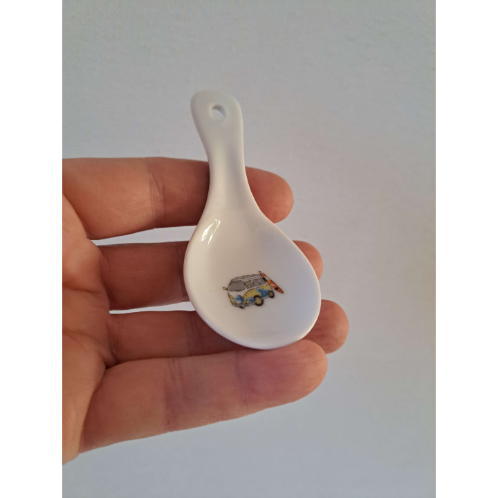 Amuselepel Volkswagen bus met surfplak, porselein 10x5x5cm - handgemaakt