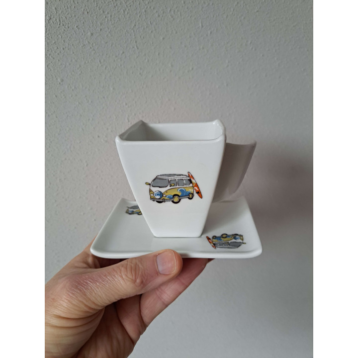 Kop en schotel Volkswagen met surfplank, porselein D7x H9cm - handgemaakt