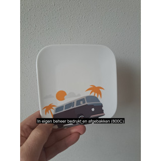 Ontbijtbord met Volkswagen en palmboom, porselein 15x15cm