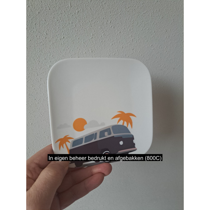 Ontbijtbord met Volkswagen en palmboom, porselein 15x15cm