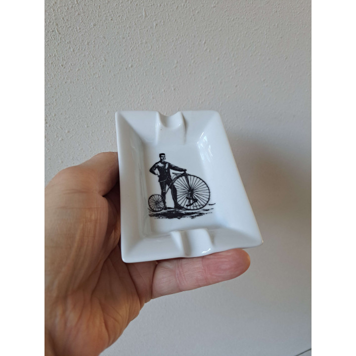 Hotelporselein asbak met oldtimer fiets afbeelding - handgemaakt