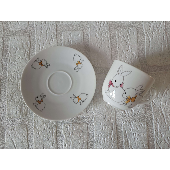 Kop en schotel met konijnen, porselein D13.5xH7cm - handgemaakt