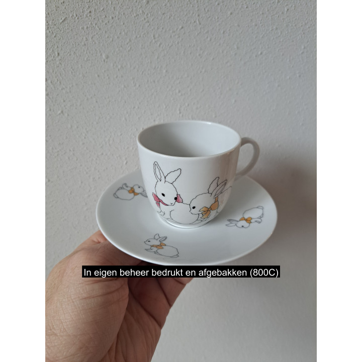 Kop en schotel met konijnen, porselein D13.5xH7cm