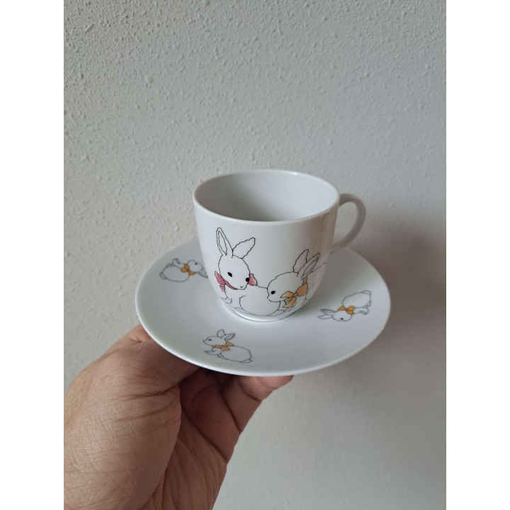 Kop en schotel met konijnen, porselein D13.5xH7cm - handgemaakt