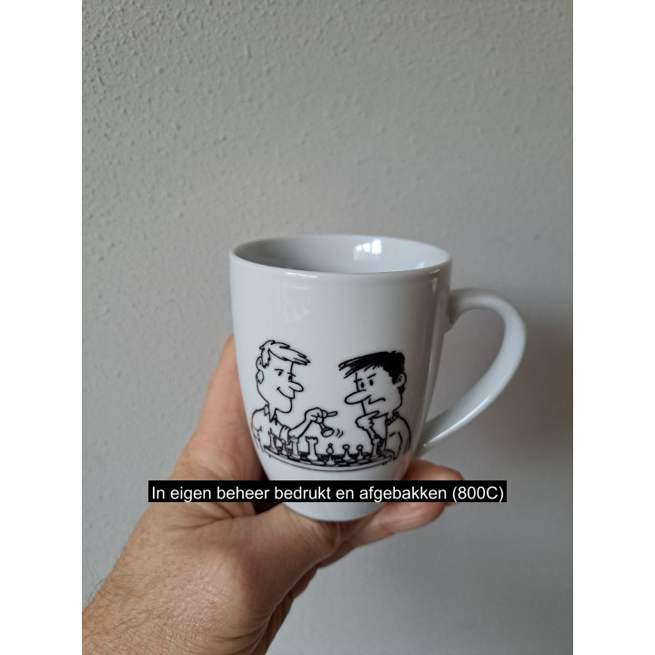 Beker mok met Schaakspelers, porselein D8xH10cm