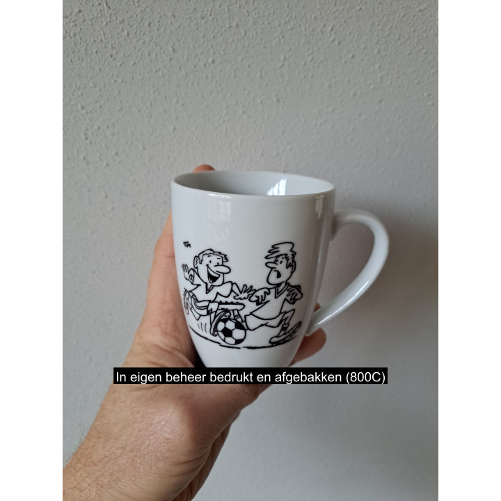 Beker mok met Voetbalspelers, porselein D8xH10cm