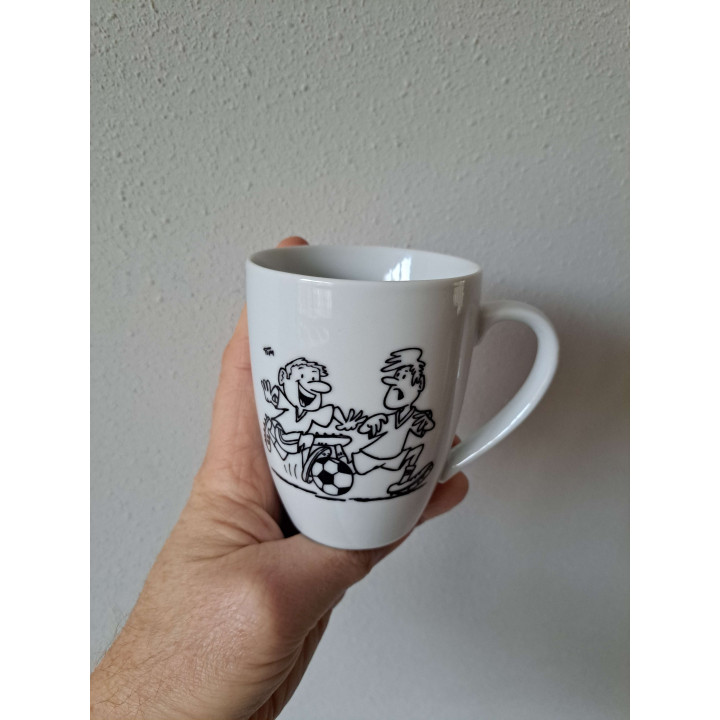 Beker mok met Voetbalspelers, porselein D8xH10cm - handgemaakt