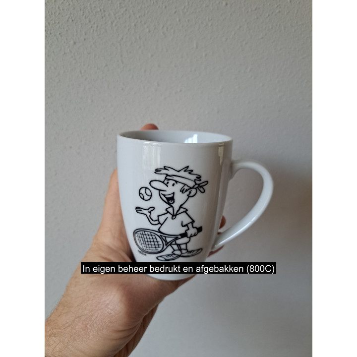 Beker mok met Tennisspeler, porselein D8xH10cm - handgemaakt