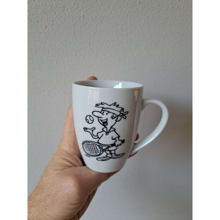Beker mok met Tennisspeler, porselein D8xH10cm - handgemaakt