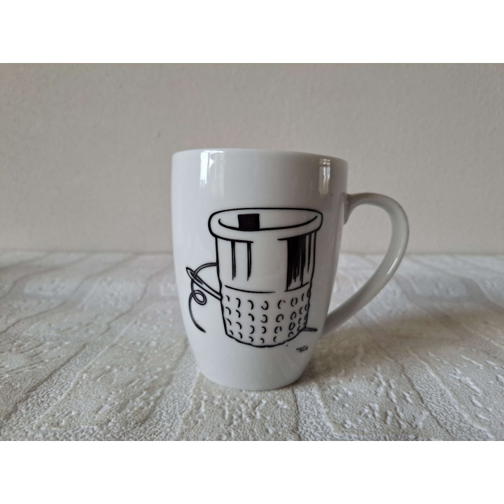 Beker mok met Vingerhoed en naald, porselein D8xH10cm - handgemaakt
