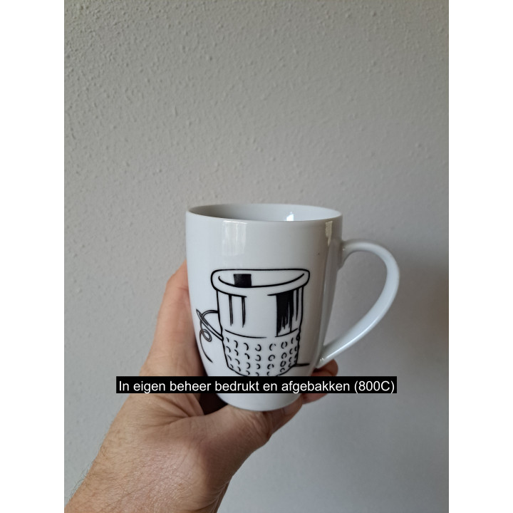 Beker mok met Vingerhoed en naald, porselein D8xH10cm