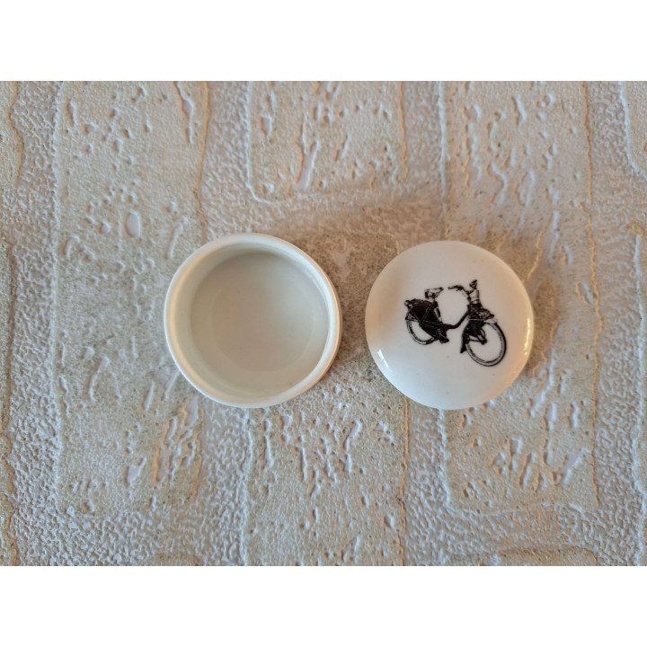 Pillendoosje met Solex bromfiets, porselein D4.5xH2.5cm - handgemaakt