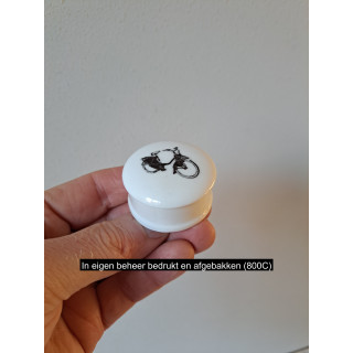 Pillendoosje met Solex bromfiets, porselein D4.5xH2.5cm