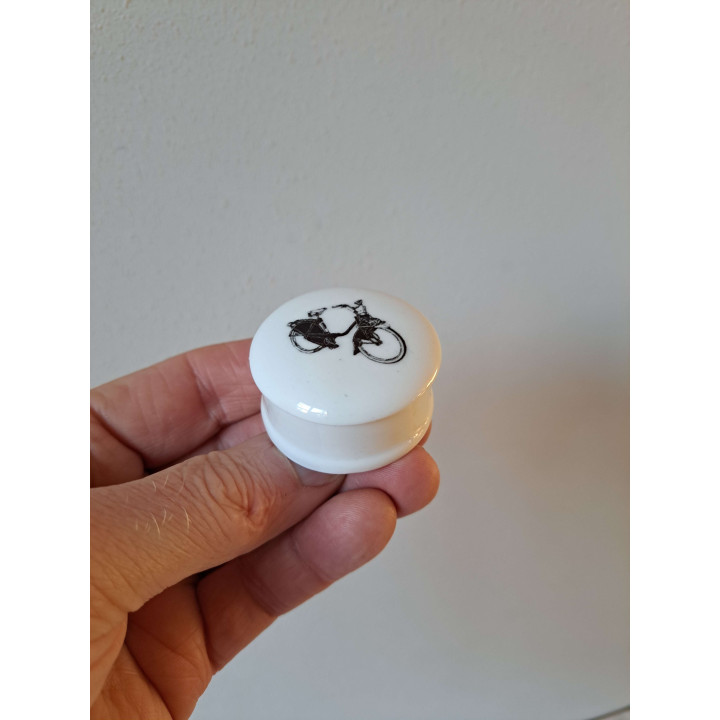 Pillendoosje met Solex bromfiets, porselein D4.5xH2.5cm - handgemaakt