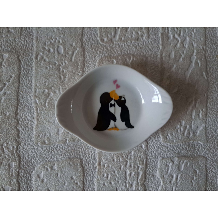 Amuseschaal met verliefde pinguin, porselein 9x7x2cm - handgemaakt