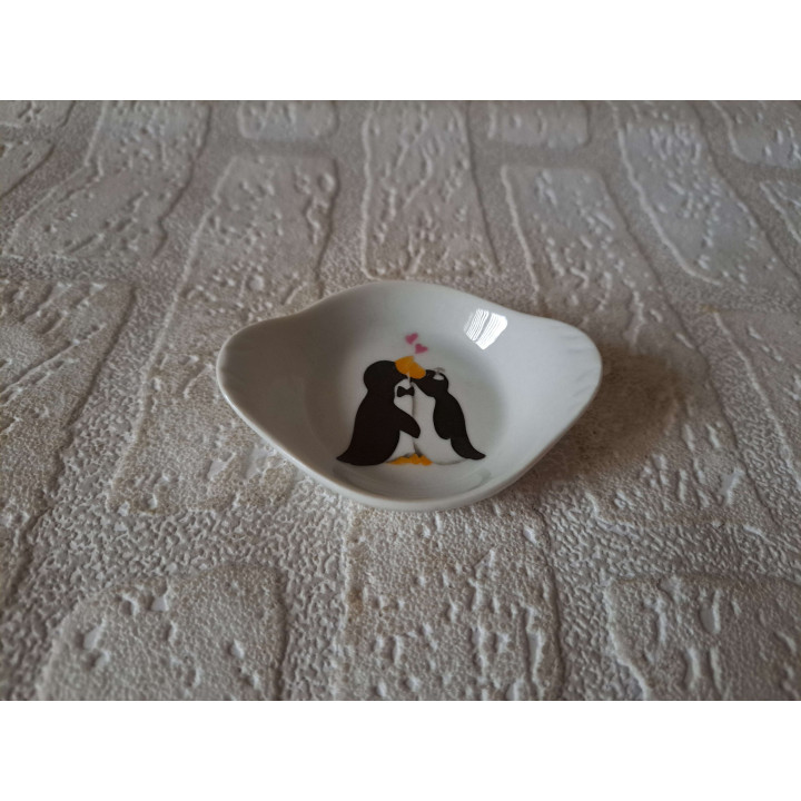 Amuseschaal met verliefde pinguin, porselein 9x7x2cm - handgemaakt