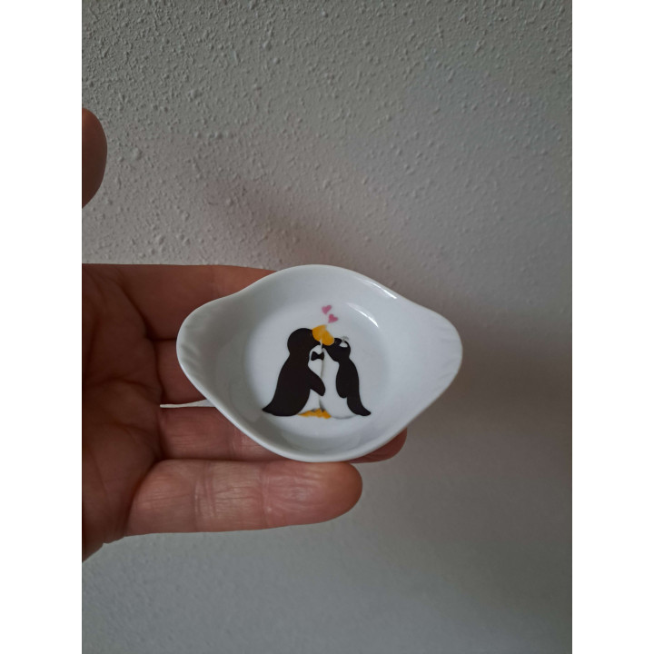 Amuseschaal met verliefde pinguin, porselein 9x7x2cm - handgemaakt
