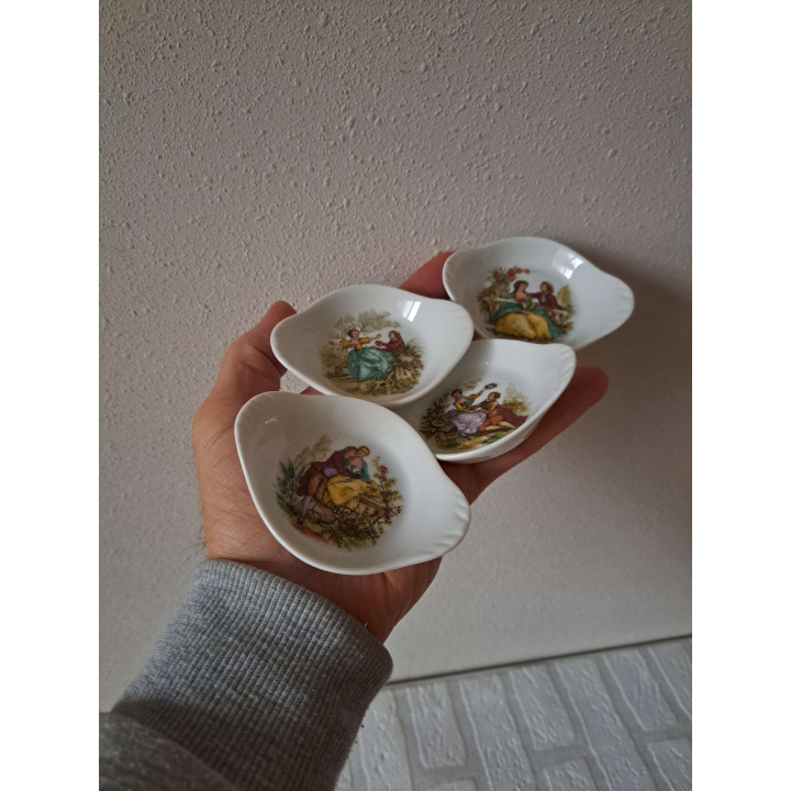 Amuseschaal met Romantisch tafereel, porselein 9x7x2cm - handgemaakt