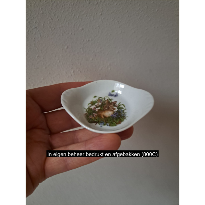 Amuseschaal met konijn en bloemen, porselein 9x7x2cm - handgemaakt