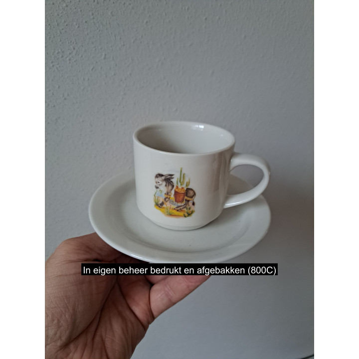 Kop en schotel met Ezel met mand, porselein D14x7.5cm