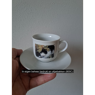 Kop en schotel Poes tussen de struiken porselein D13.5x7.5cm