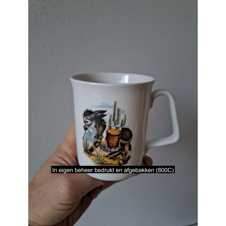 Beker mok met voet, Ezel met mand, Porselein D8xH10cm