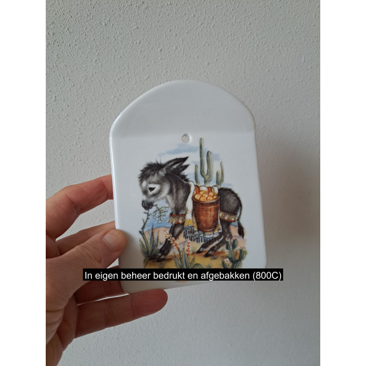 Kaasplank met Ezel met mand, porselein 12.5x16cm