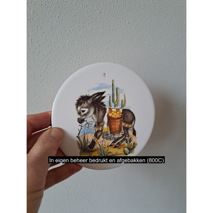 Kaasplank Wandtegel met Ezel met mand, aardewerk D15xH0.5cm