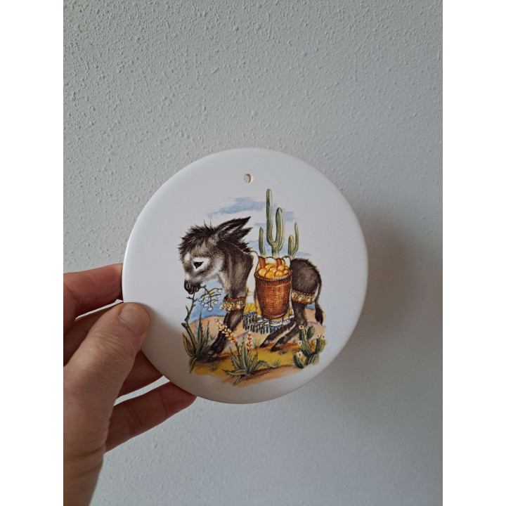 Kaasplank Wandtegel met Ezel met mand, aardewerk D15xH0.5cm - handgemaakt