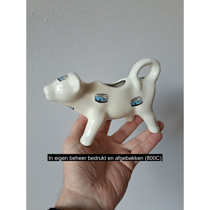 Melkkan koe met Volkswagen bus, porselein 18x7x10cm bw