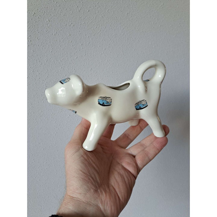 Melkkan koe met Volkswagen bus, porselein 18x7x10cm bw - handgemaakt